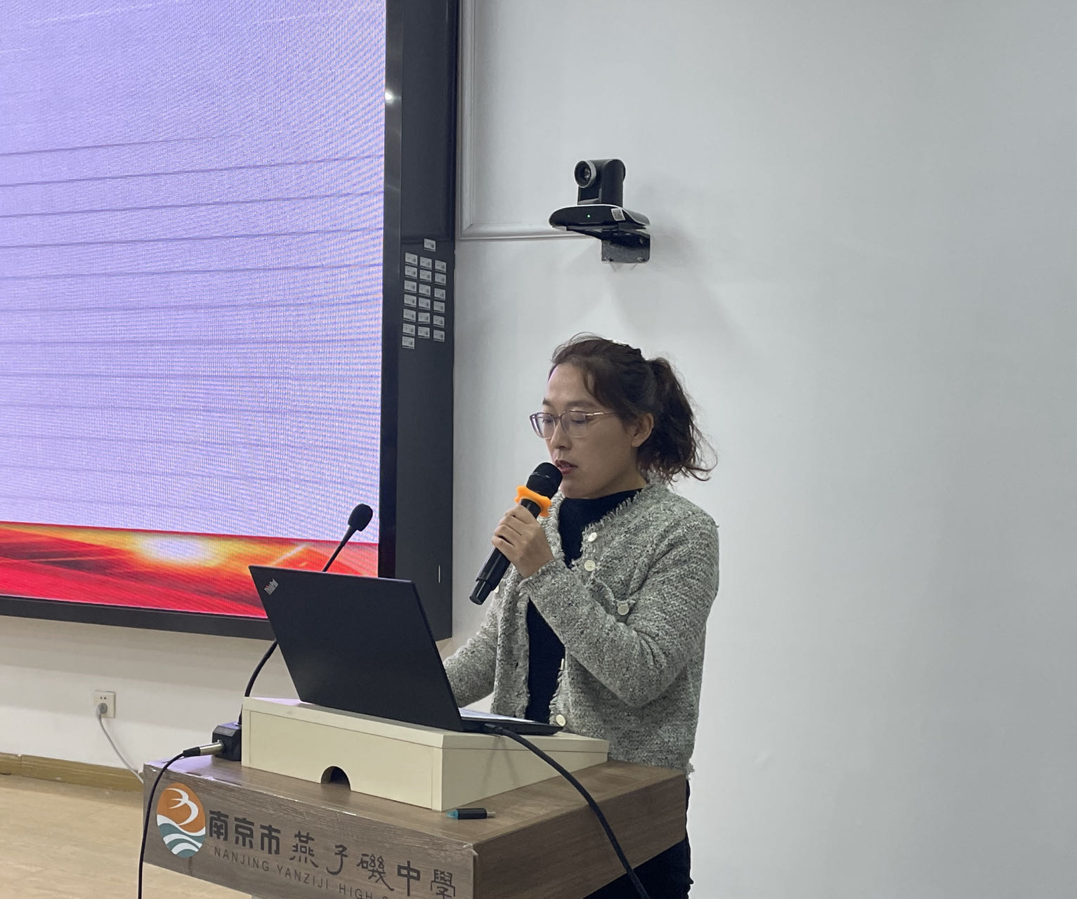 张艺钟书记作主题报告.jpg 张艺钟书记作主题报告.jpg