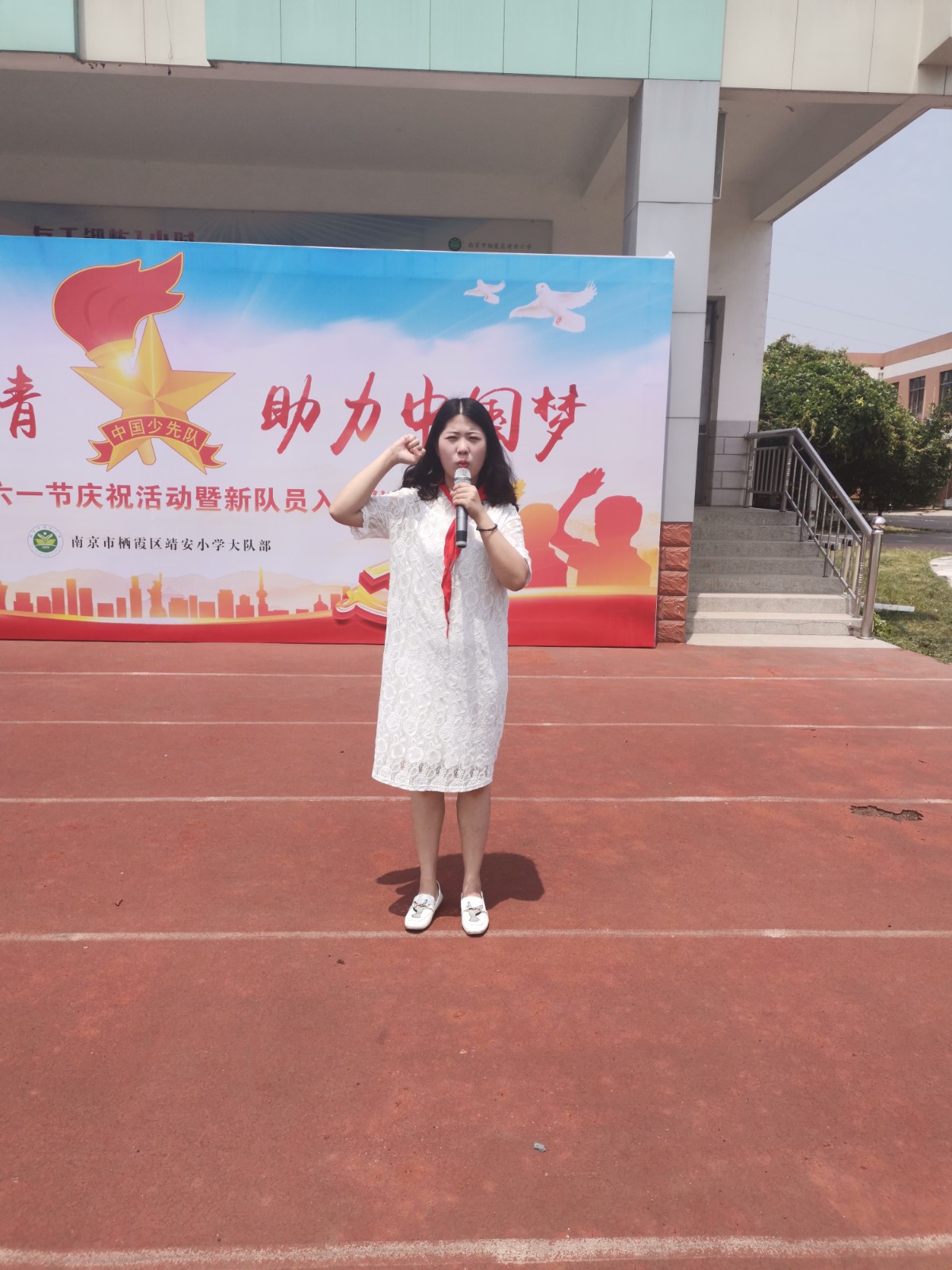 大队辅导员带领新队员宣誓.jpg