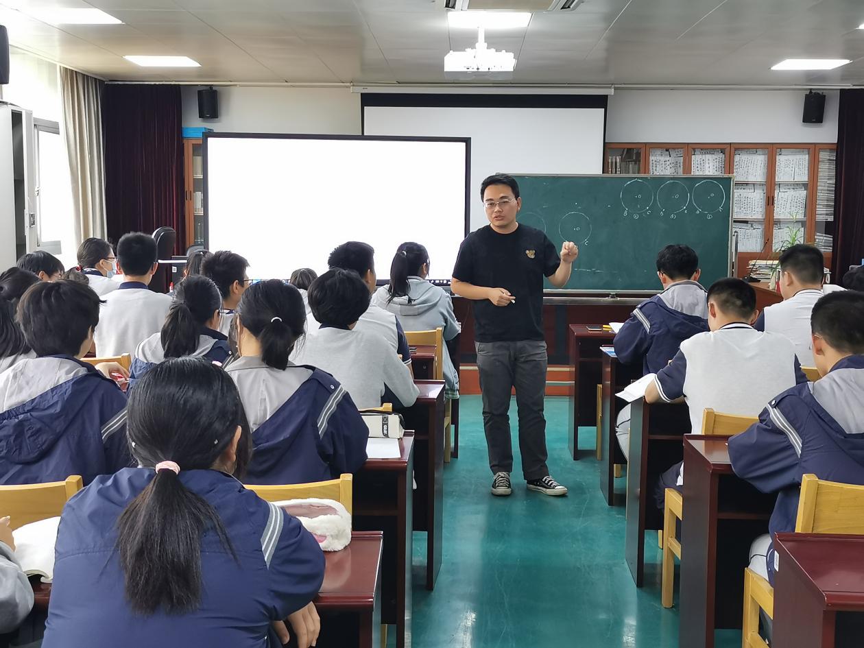 【融进教学】“教研花开 馨香满怀”——栖霞区九年级圆的分层教学专题研讨活动_html_4111797a.jpg