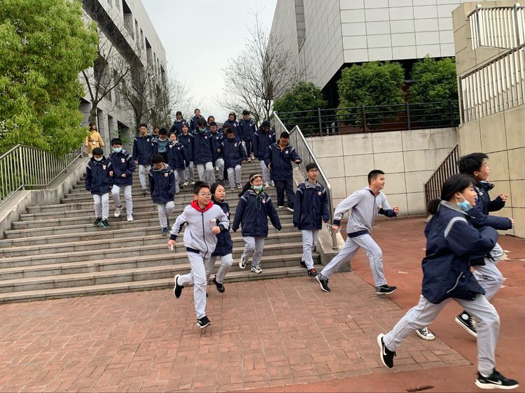 2021.4.14实初尧化开展消防应急疏散演练活动_html_m7750b542.jpg