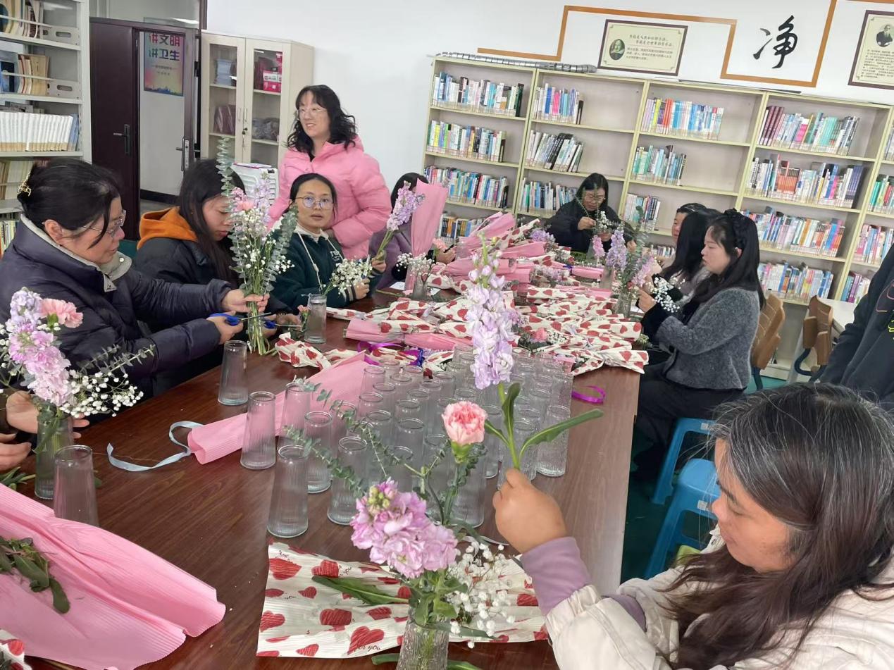 3.8花香满溢 绽放芳华—— 实初尧化举办庆祝三八活动_html_791054c9.jpg
