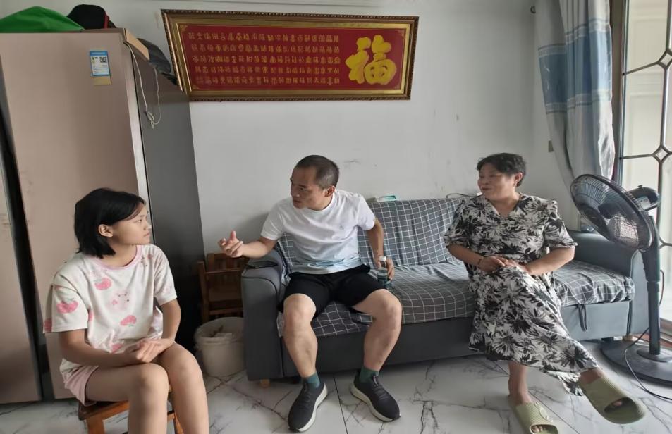【融创德育】新学期，心沟通——栖霞区实验初级中学开展开学初家访活动_html_m27a69941.jpg
