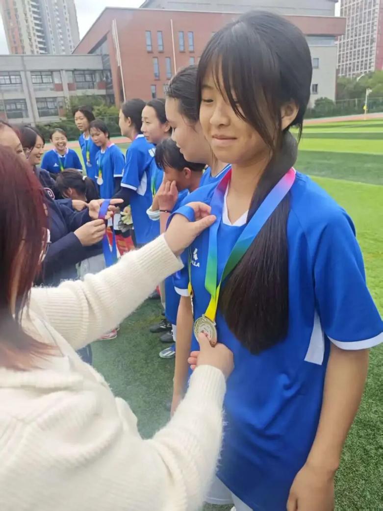 10.26【融创德育】绿茵逐梦 勇创佳绩——栖霞区实验初级中学女足喜获“区长..._html_2c95c65a.jpg