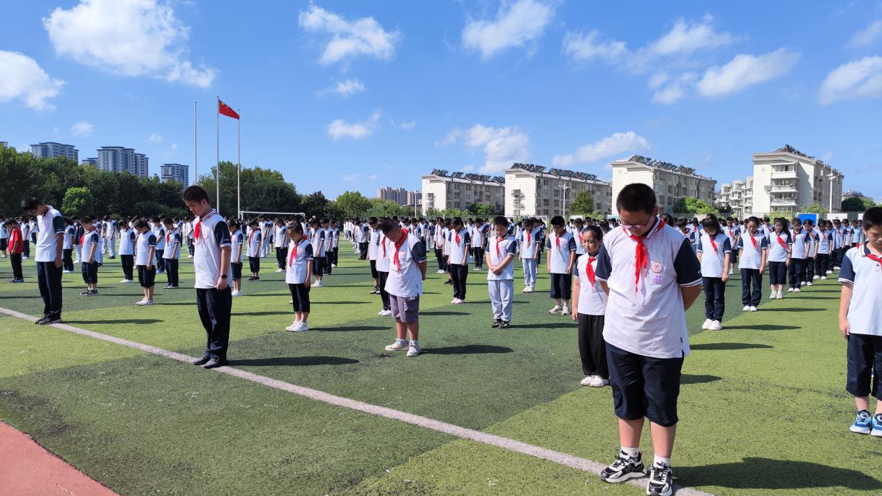 9.18升旗仪式报道_html_m152dcd91.jpg