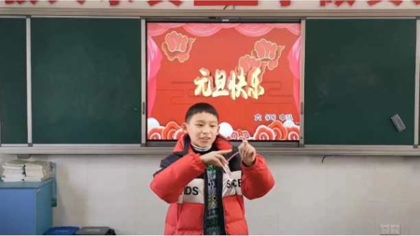 六（2）班元旦汇演新闻稿_html_m64443ee2.jpg