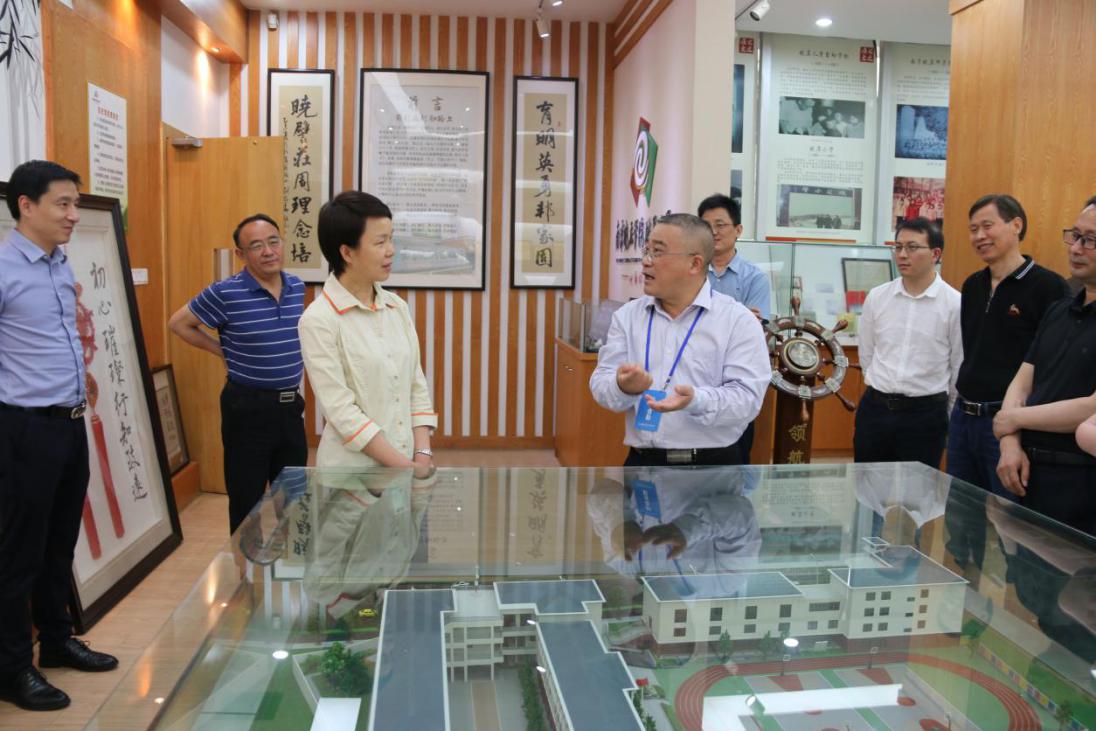 栖霞区卢静区长调研附小教育集团-改_html_3d5d3410.jpg