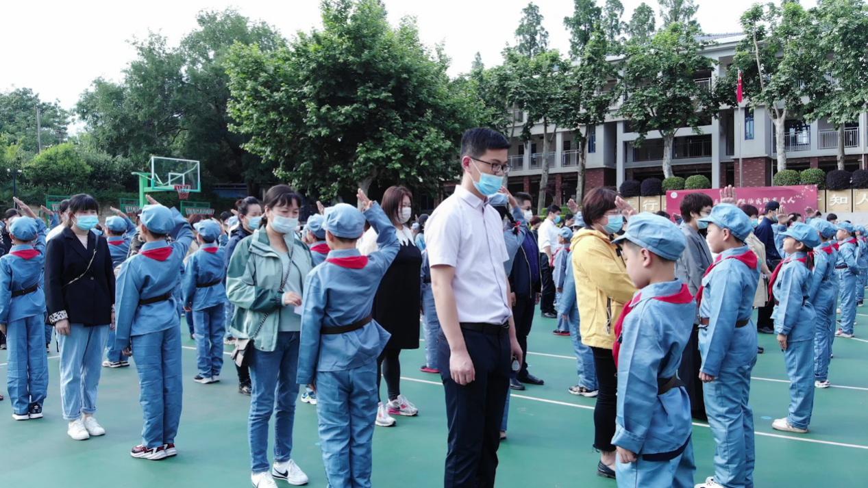 童心向党展风采 生活实践育真人_html_m468fbb13.jpg