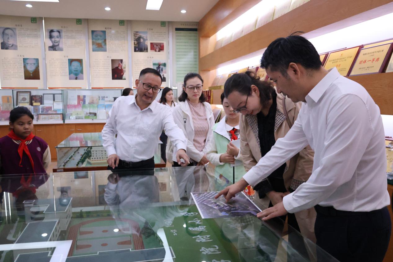 中陶会“生活&middot;实践”教育专委会代表团到我校参访交流_html_2392187d.jpg