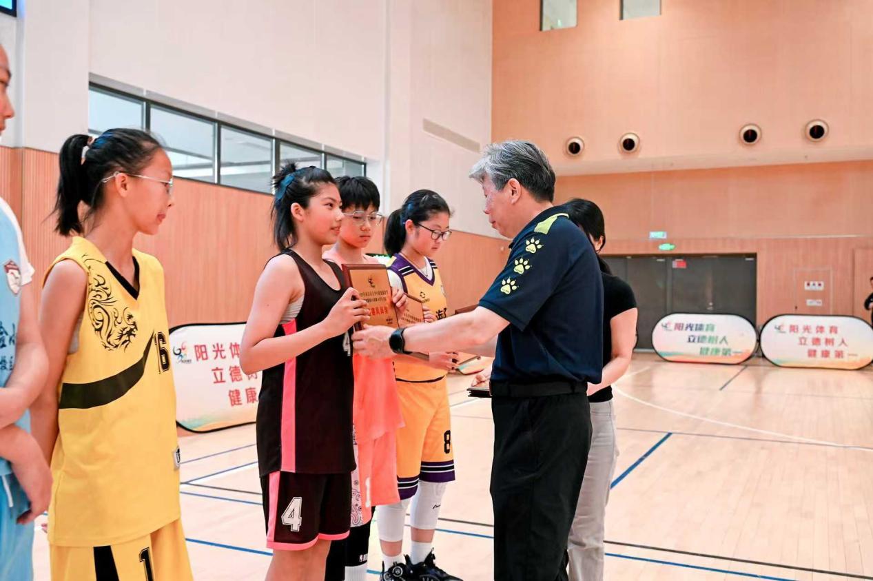 汗水浇灌荣耀——我校女子篮球队问鼎2025年南京校园篮球赛冠军宝座_html_m2f960331.jpg