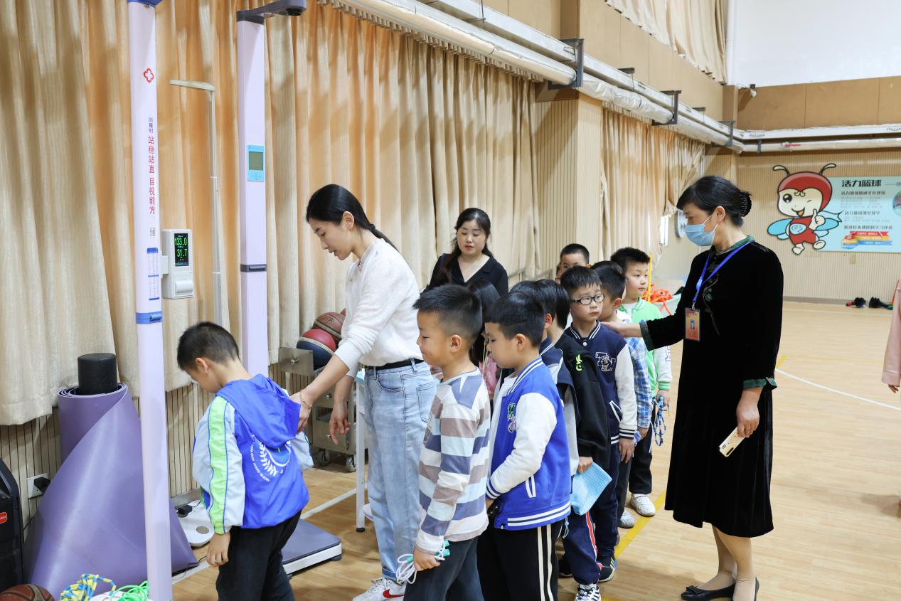 晓院附小体测报道_html_45f9bc4e.jpg