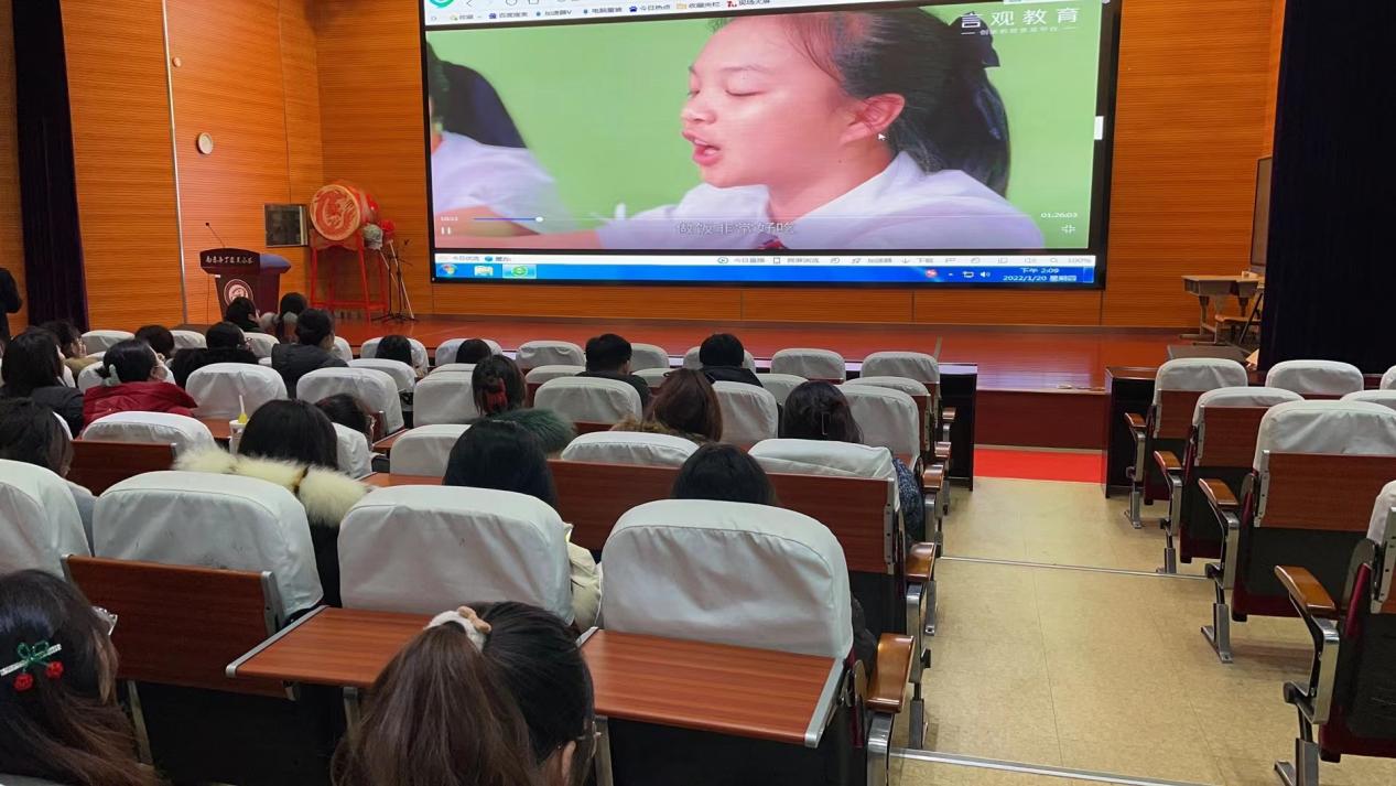 观看《未来学校》纪录片报道_html_m33eec365.jpg