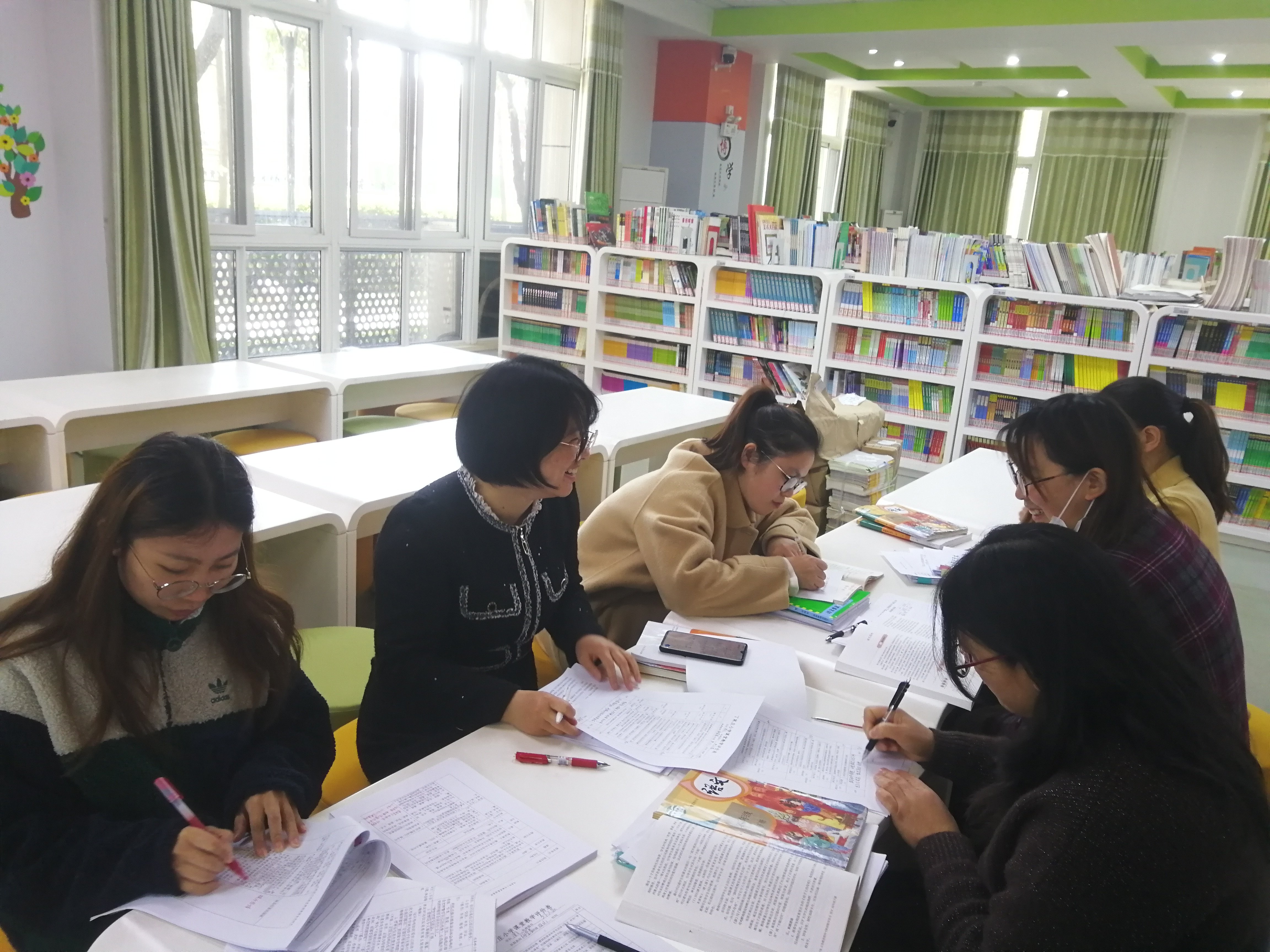 凝聚集体智慧，夯实语文课堂_html_m49d31dd5.jpg