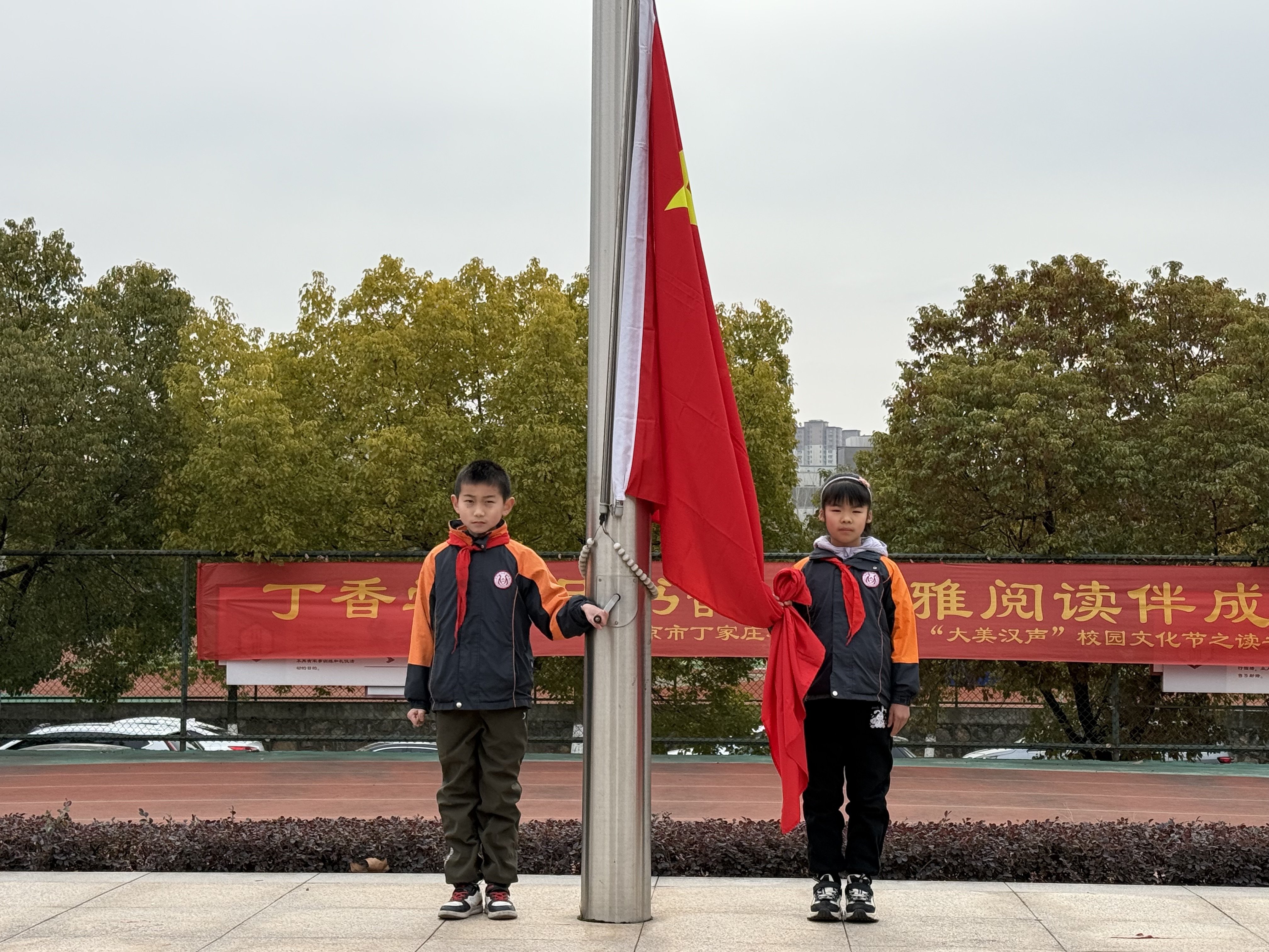 好习惯促成长 好品行益终生 主题升旗仪式_html_m7f87daf9.jpg