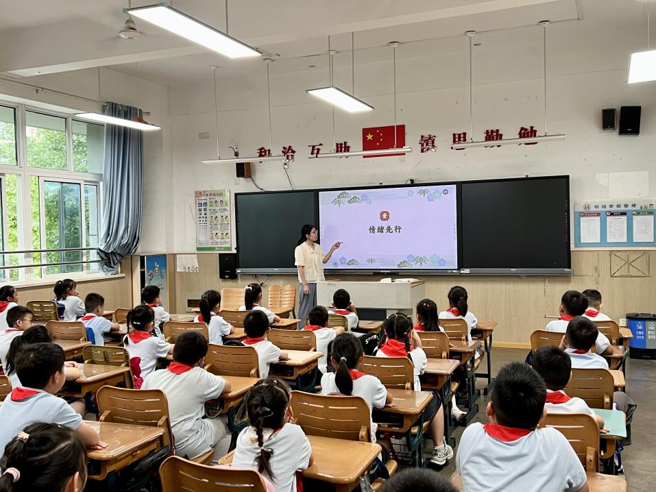 开学典礼新闻稿_html_6ec79f8a.jpg