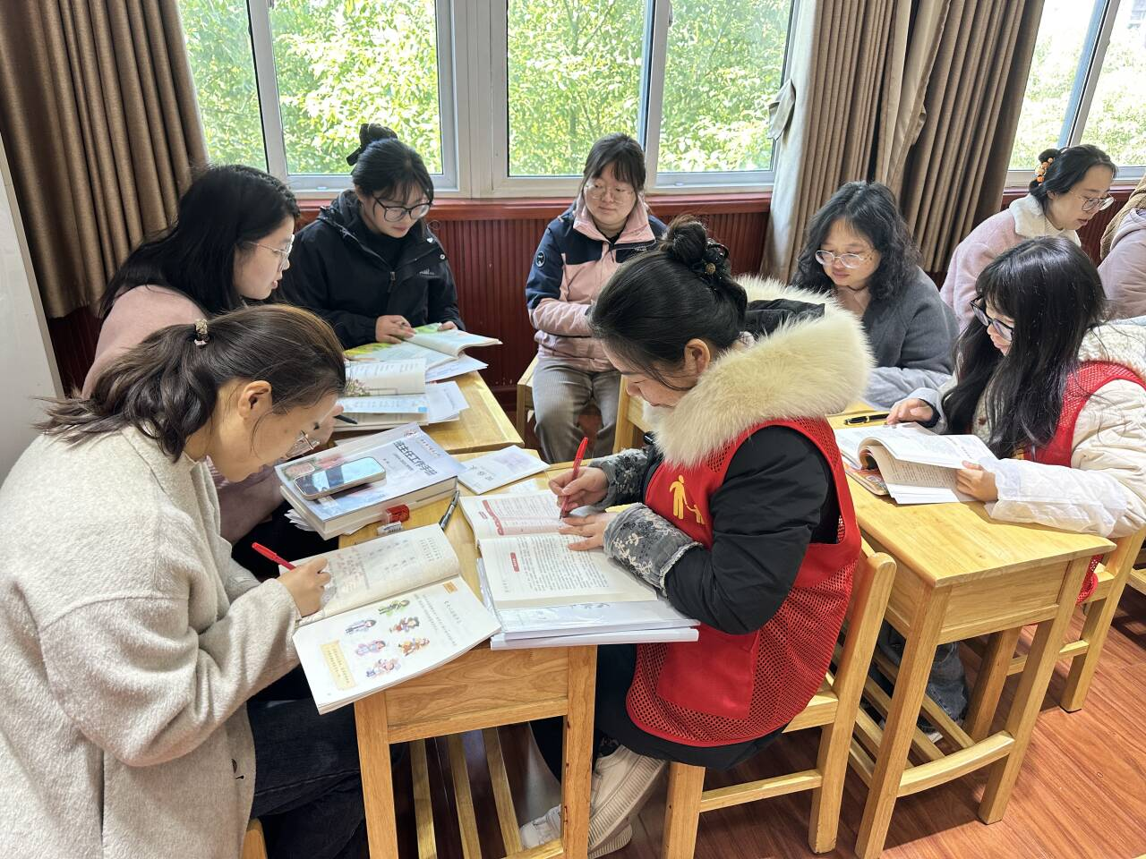 南京市丁家庄小学语文组第三次集体备课活动侧记_html_49aa32c5.png