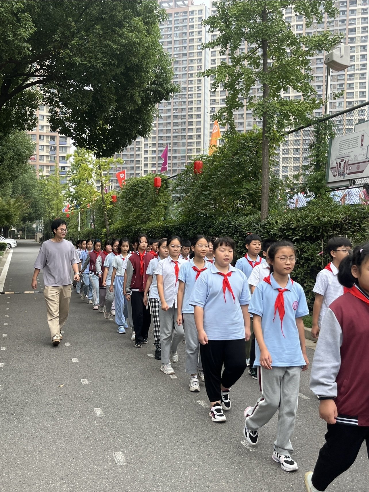【丁香汉声·学生成长营】队形队列展英姿 雏鹰昂扬绽芳华_html_2f9b56c3.jpg