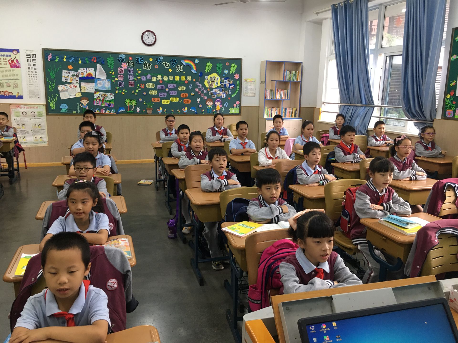 第四周升旗报道_html_m52db1d60.jpg