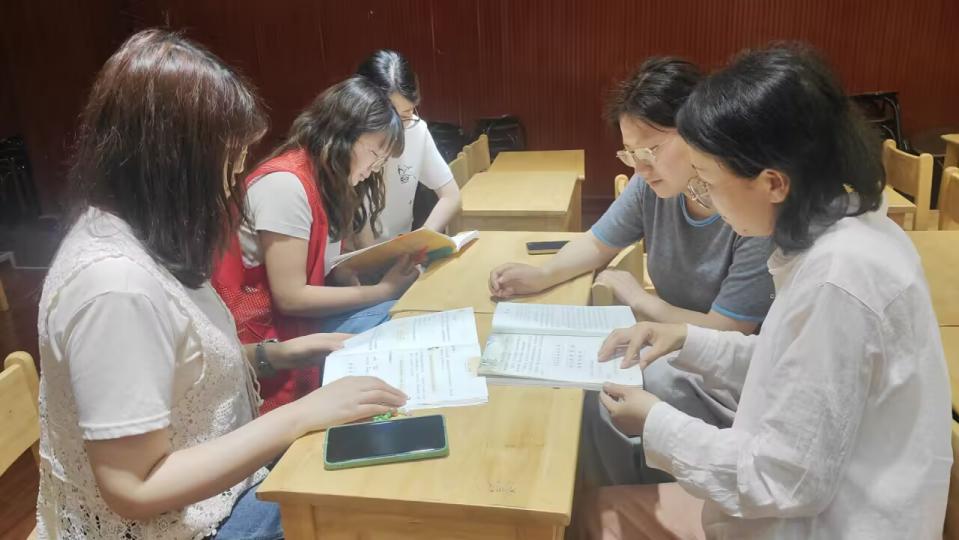 5.13集体备课报道——【丁香汉声•教学】思维碰撞出真知，语文教研结硕果_html_50ec6ca1.jpg