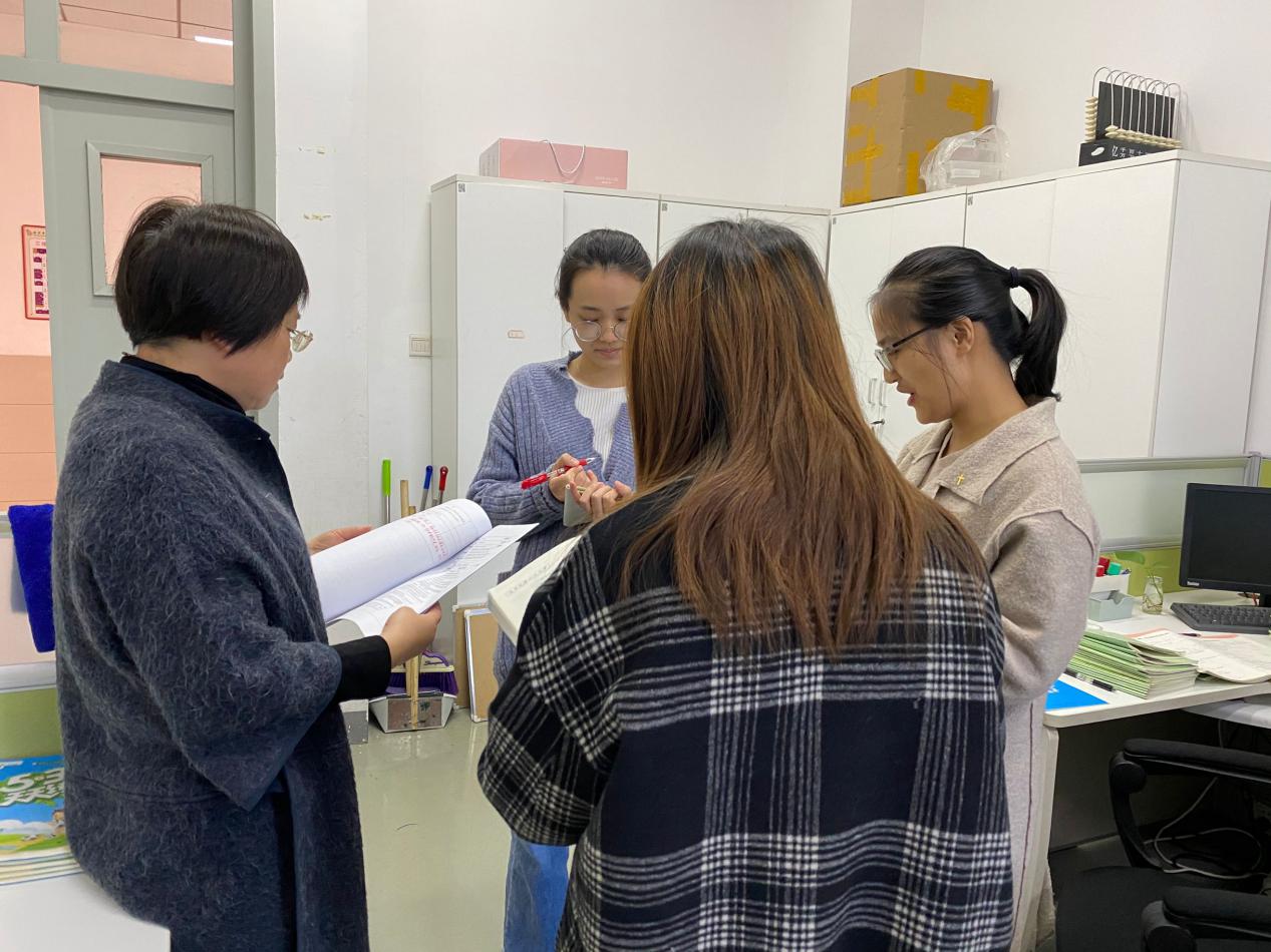 丁小道德与法治教研组第四次集体备课侧记_html_m22149030.jpg