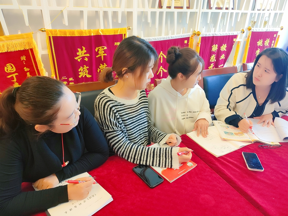 10月28日英语组集体备课报道_html_71533fce.jpg