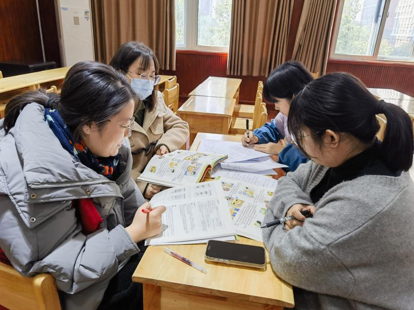 “巧”用主题，“备”加精彩 —丁小英语组第七次集体备课侧记_html_13ce24dc.jpg