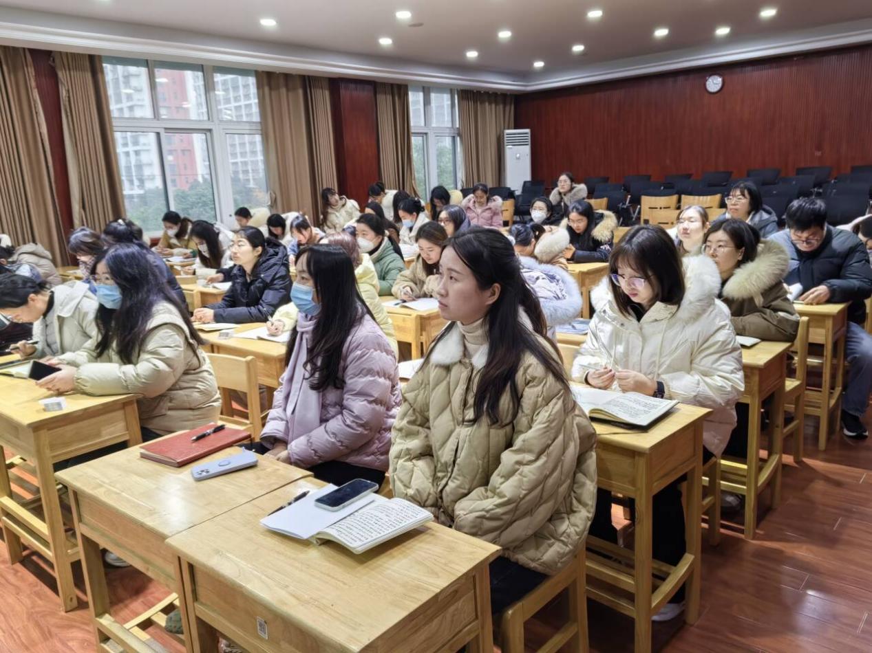2023.12.18班主任例会（王雅娟）_html_m17fe35c5.jpg