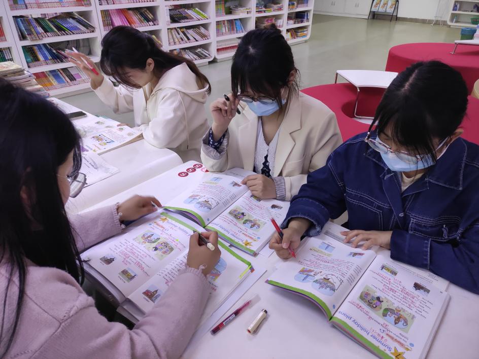 英语组集体备课报道_html_18bcb44.jpg