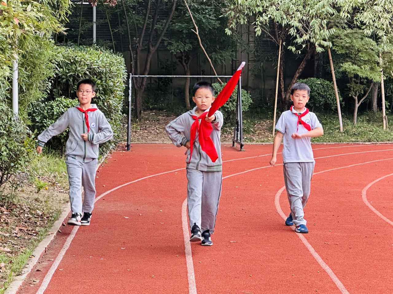 【书院紫金】争做新时代好队员——记紫金小学二年级入队仪式_html_m3e55d67b.jpg