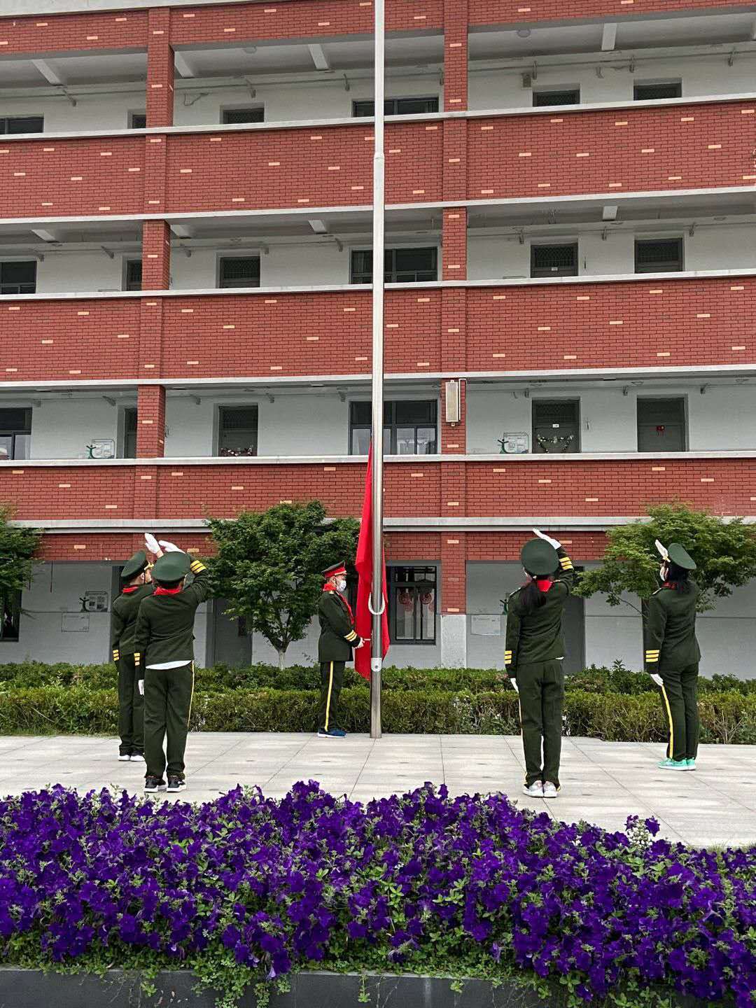五（4）班升旗仪式简讯_html_4dc0dcc5.jpg