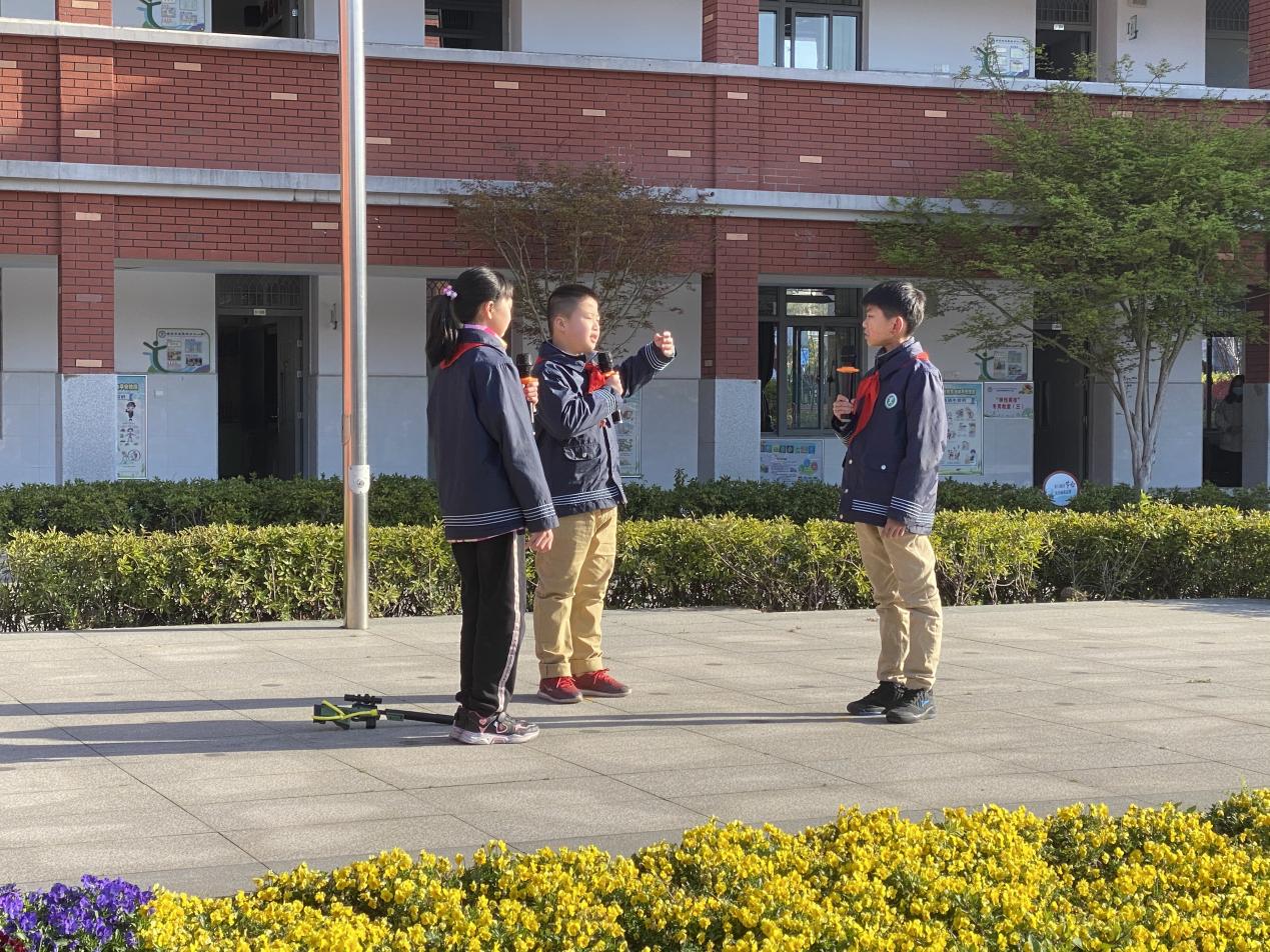 四1升旗仪式报道下_html_5b9c01f0.jpg