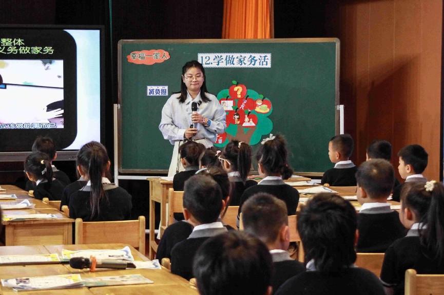 市级德法教研课新闻稿(3)_html_m54a6154a.jpg