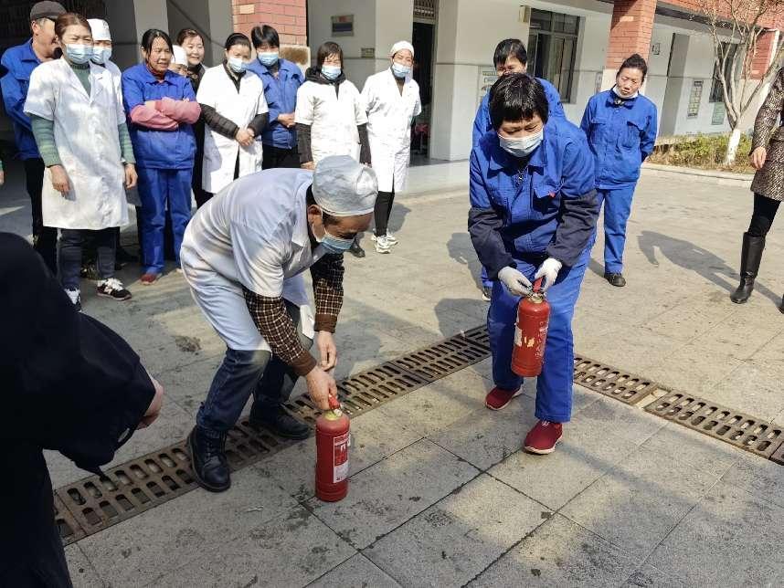 强化消防意识，筑牢校园安全防线——南京市栖霞区迈皋桥中心小学开展后勤人员消防培训活动_html_105a0de4.jpg