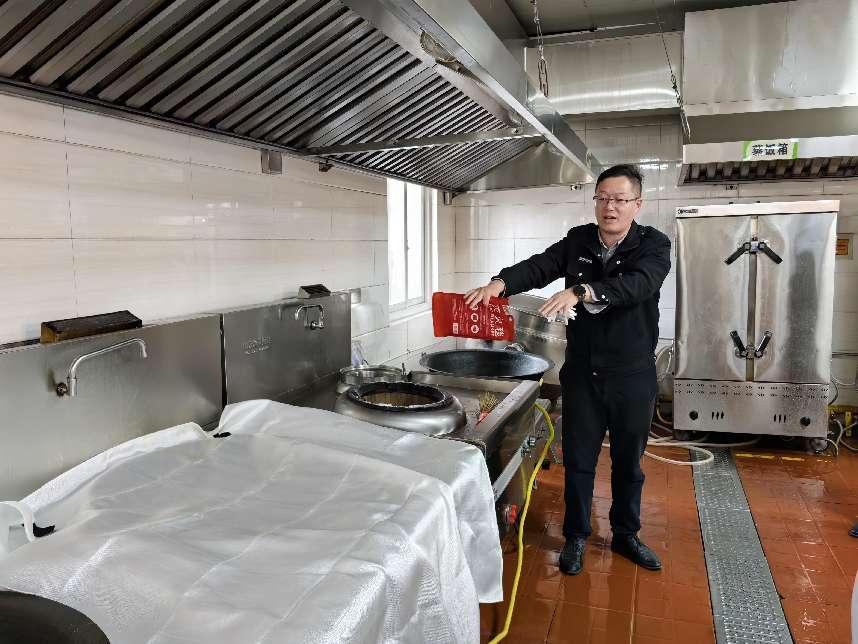 强化消防意识，筑牢校园安全防线——南京市栖霞区迈皋桥中心小学开展后勤人员消防培训活动_html_m51fd211b.jpg