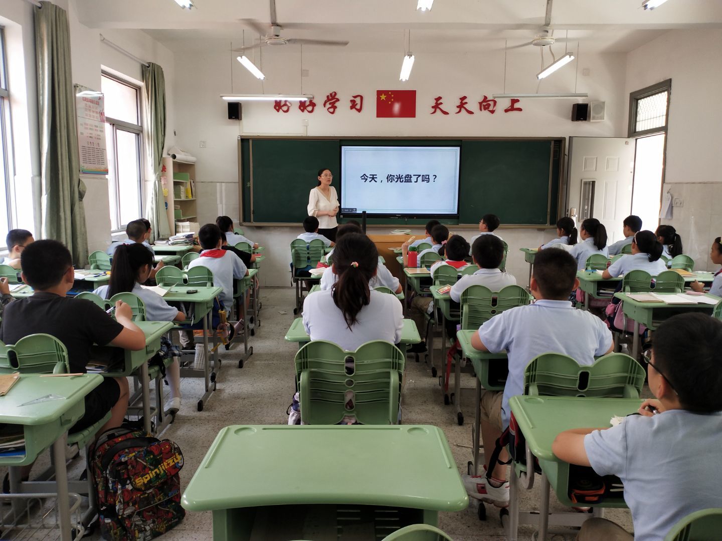 厉行节约,杜绝“舌尖上的浪费”——记迈小第一周班会课_html_81bb6ca.jpg