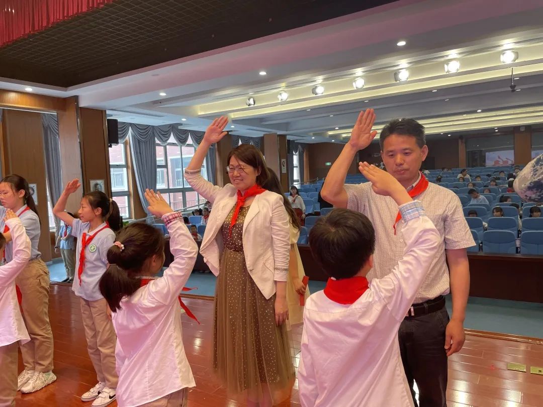 喜迎二十大 争做好队员——迈皋桥中心小学一年级第一批次入队仪式_html_6e36aad1.jpg