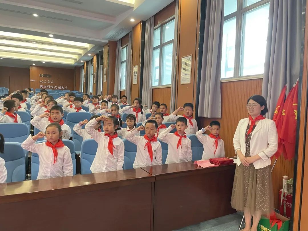 喜迎二十大 争做好队员——迈皋桥中心小学一年级第一批次入队仪式_html_275b0ead.jpg