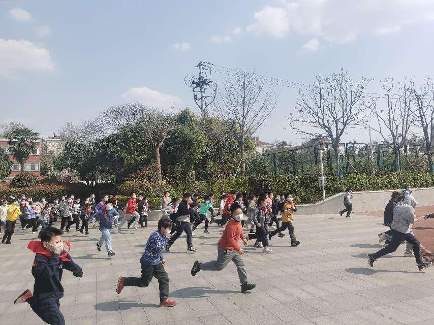 22.03.11火速行动 防范未然——迈皋桥中心小学开展消防应急疏散演练活动_html_m9e0e7bc.jpg