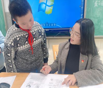 课后服务抓落实 党员教师在行动(一)_html_m1bc066c1.jpg