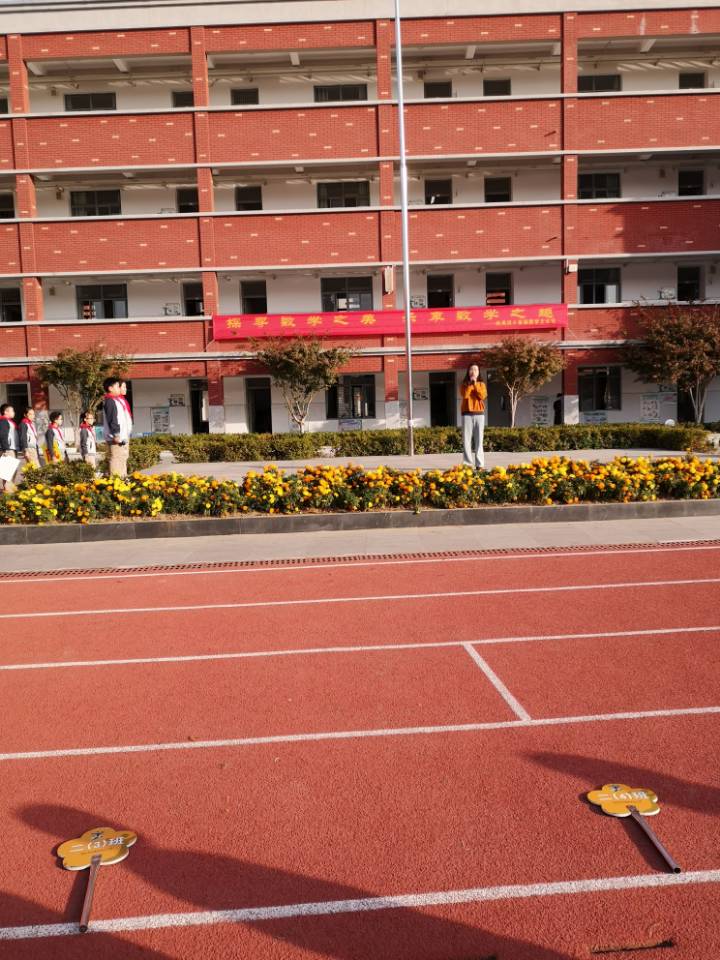 五2升旗报道_html_28df44df.jpg