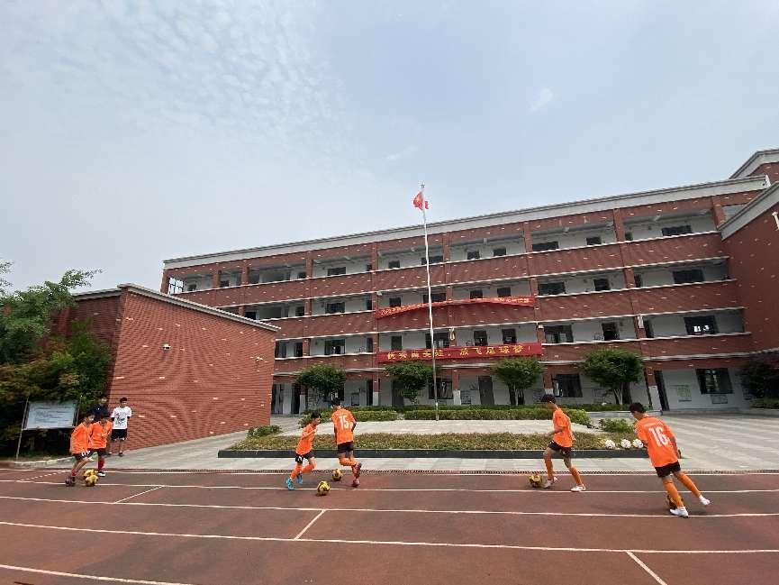 优秀尚美娃,放飞足球梦--2022年迈皋桥中心小学第七届“校长杯”班级足球联赛_html_m4cdc509e.jpg