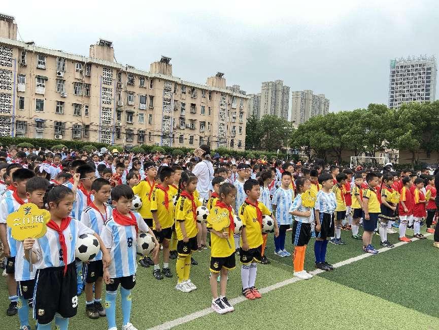 优秀尚美娃,放飞足球梦--2022年迈皋桥中心小学第七届“校长杯”班级足球联赛_html_65422be7.jpg