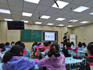 肖佳昊老师上课.jpg