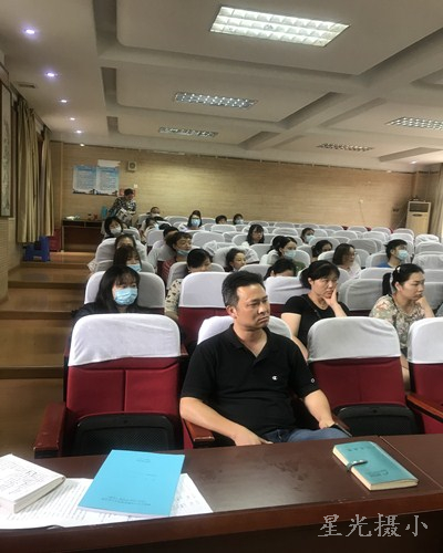 本学期膳食委员会工作会议。.jpg