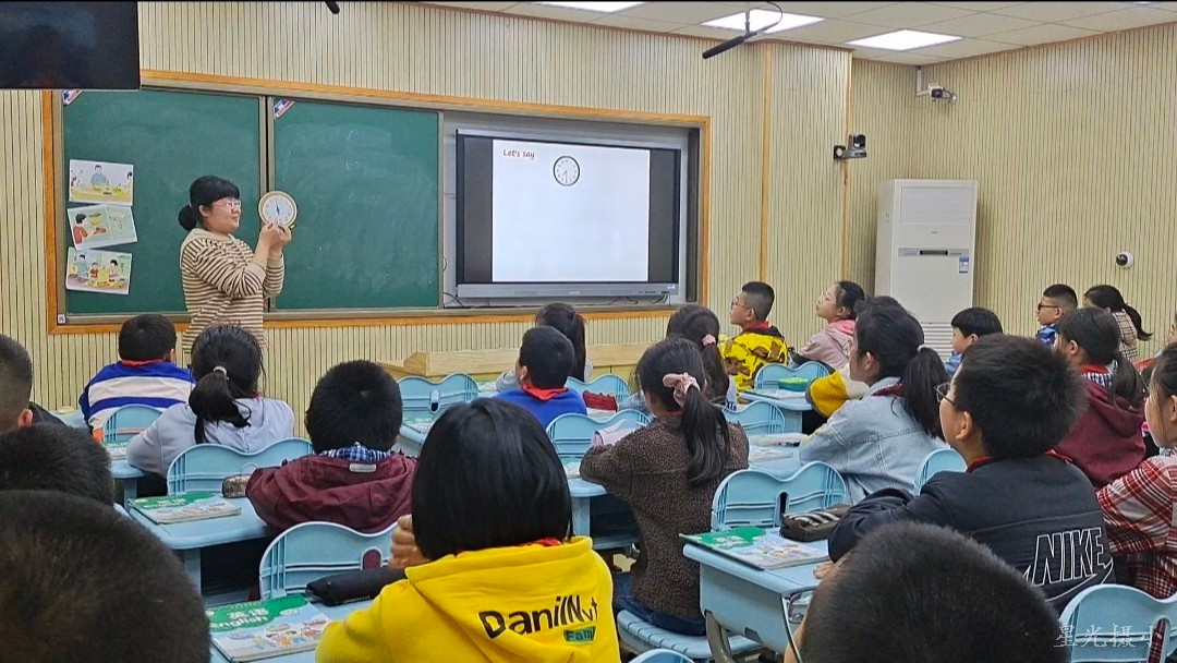 1 仲老师上课.jpg