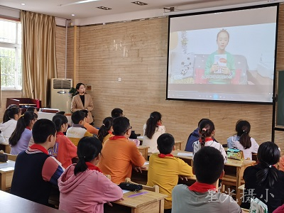 1.俞红老师执教《佐贺的超级阿嬷》.jpg
