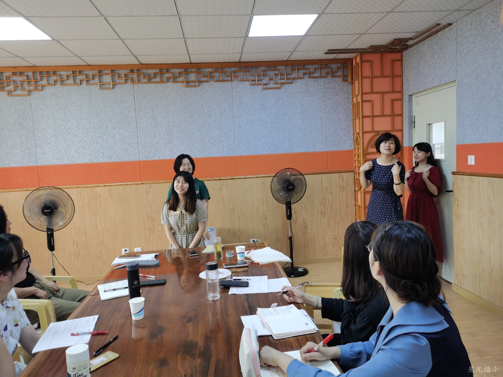 6.陈红老师给新教师做示范和指导.jpg