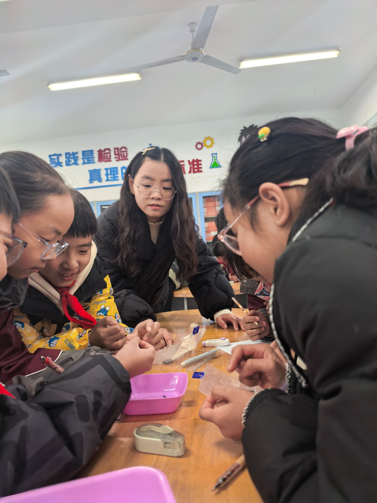 许晗老师指导学生实验.jpg 许晗老师指导学生实验.jpg