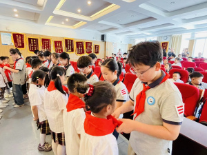 红领巾飘扬 童心向党——摄山星城小学天佐路分校一年级第一批入队仪式报道