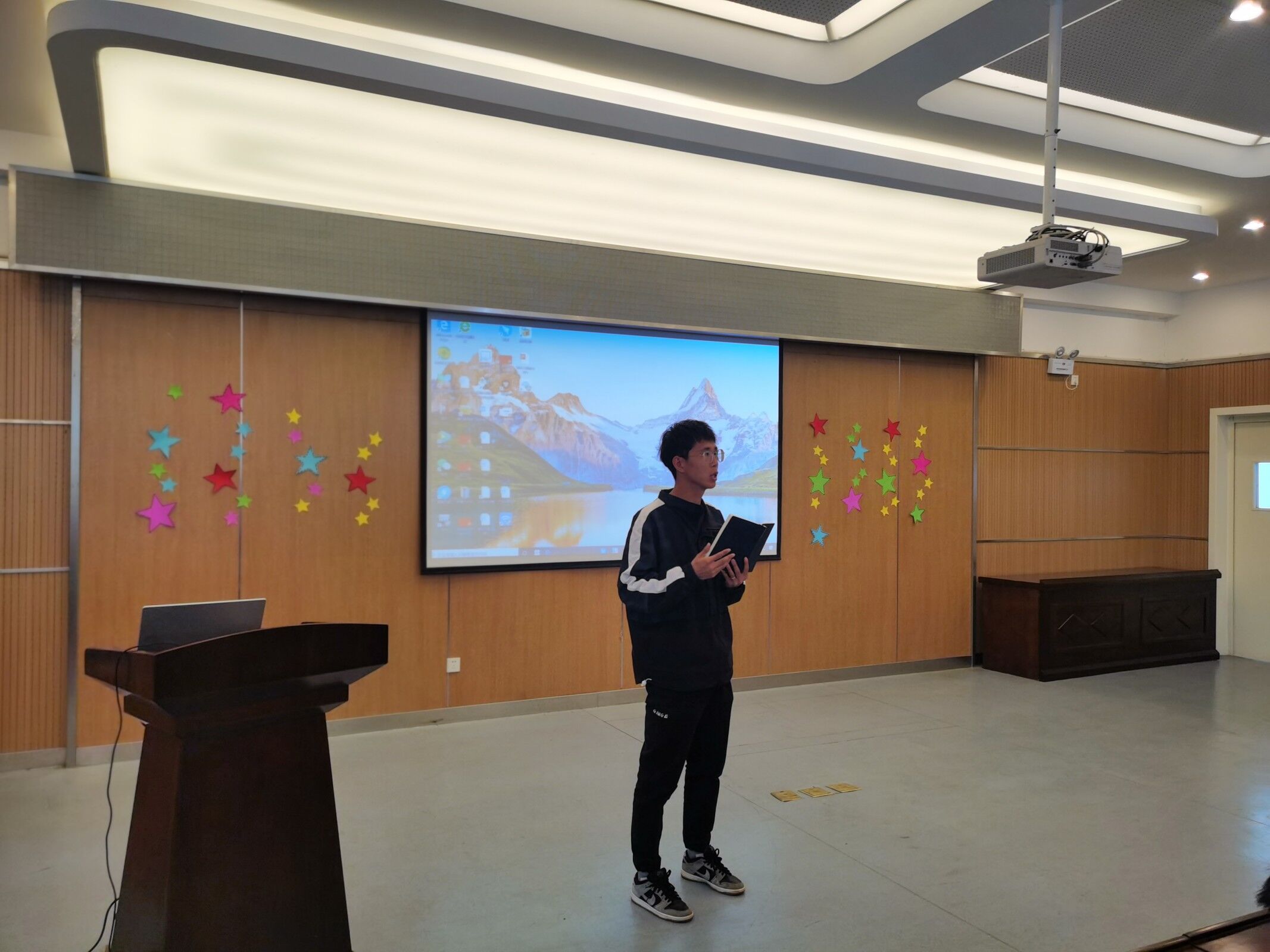 【星光摄小】（安全第一）摄山星城小学开展教职工安全培训会议