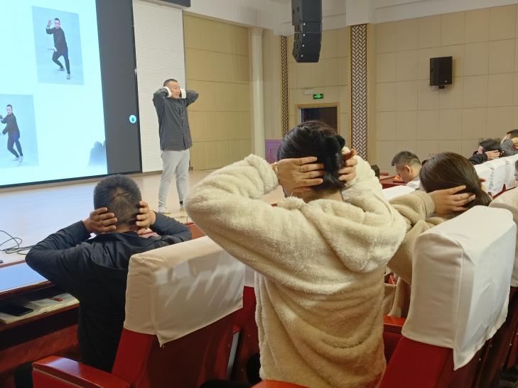 著名八段锦功法大师现身学校_html_6ffa03d0.jpg